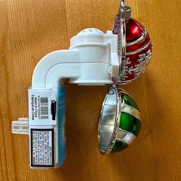 Bath & Body Works Green & Red Christmas Ornament Light Up 24/7 plug - Picture 2 of 3